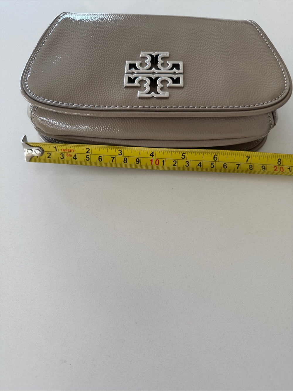 PRISTINE Tory Burch Pebbled patent Taupe Leather - Removable Crossbody Strap - Picture 8 of 12